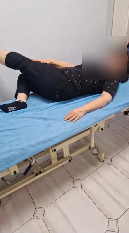 א' מבצעת תרגיל מהקורס בקליניקה